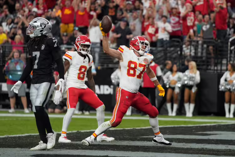 Chiefs Extend Winning Streak Against Raiders Mahomes Sets New Record