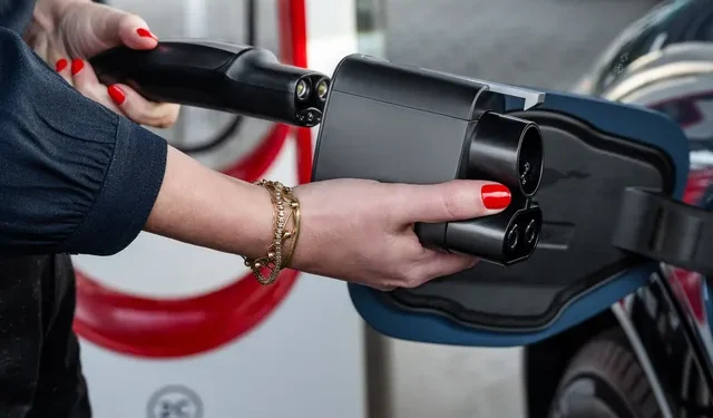 Ford Warns Specific EV Customers Against Using Tesla Supercharger Adapter”