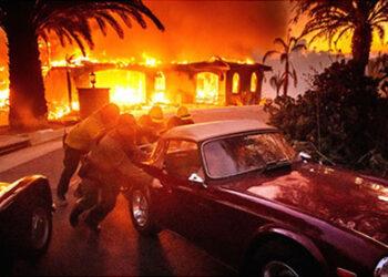 Mountain Fire Rages in California, Prompting Mass Evacuations and Power Outages