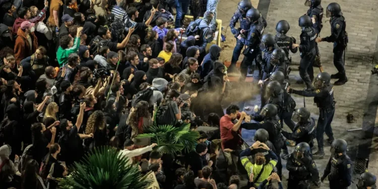 Mass Protests Erupt in Valencia Over Handling of Deadly Floods