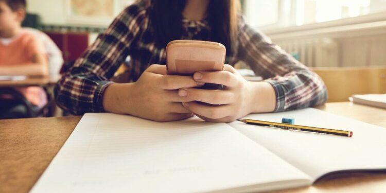 Should Social Media Be Banned for Under-16s? Australia’s Bold Proposal Sparks Debate