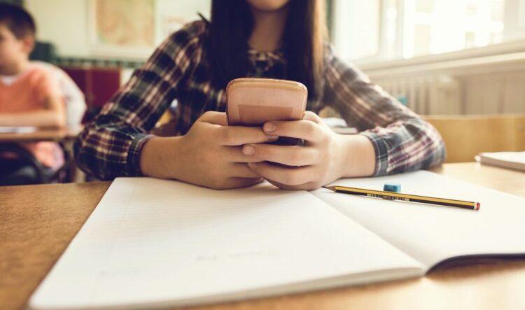 Should Social Media Be Banned for Under-16s? Australia’s Bold Proposal Sparks Debate