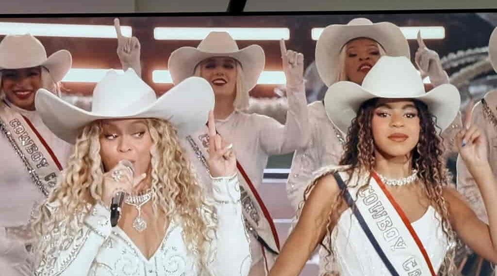 A Night to Remember: Beyoncé and Blue Ivy Light Up Halftime - Photo: Netflix