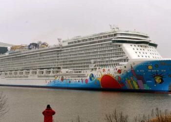 Cruise Passenger Falls Overboard; Search Abandoned After Sunset - Carmen Jaspersen/AP