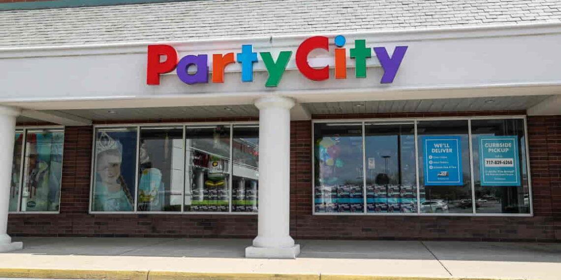 Party City Staff Shocked as Company Announces Closure - Paul Weaver/SOPA Images/LightRocket/Getty Images