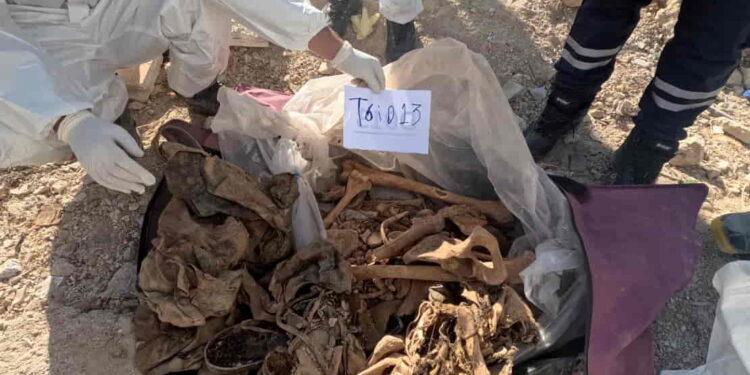 Mass Graves Uncovered in Syria: Families Seek Answers - Abdulkarem Al-Mohammad/Anadolu/Getty Images