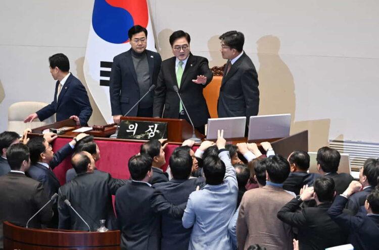 Prime Minister Han Duck-soo Ousted Amid Political Unrest - Jung Yeon-je/AFP/Getty Images