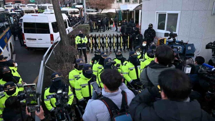 Tense Standoff Blocks Arrest of South Korea’s Suspended President - Jung Yeon-Je, AFP