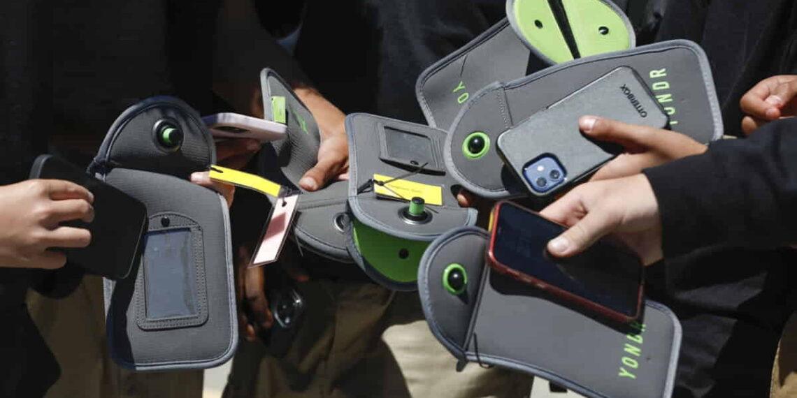 The Debate Over Banning Cellphones in Schools: Pros and Cons - Lea Suzuki/San Francisco Chronicle via AP, File