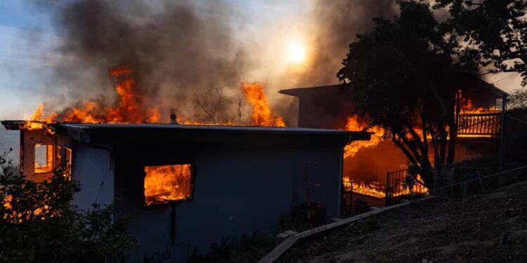 Firefighters Respond to Growing Brush Fire Near Auto Center Drive in Oxnard - Brian van der Brug / Los Angeles Times
