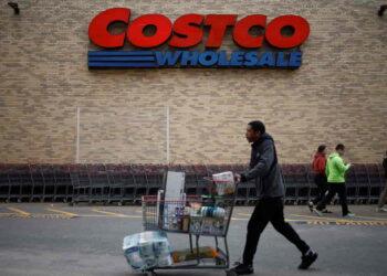Costco Raises Minimum Hourly Wage to $20, Top Pay to Exceed $30 - Benoit Tessier/REUTERS File Photo
