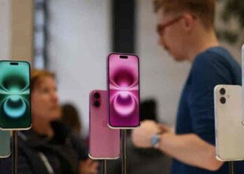 Apple May Halt Encrypted Storage in UK Amid New Government Order - Hollie Adams/File Photo/REUTERS
