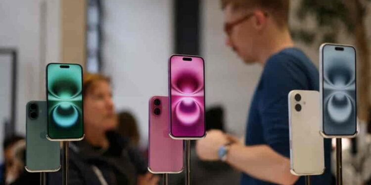 Apple May Halt Encrypted Storage in UK Amid New Government Order - Hollie Adams/File Photo/REUTERS