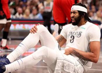Anthony Davis Exits Early, But Mavericks Hold Off Rockets - Tim Heitman/Getty Images