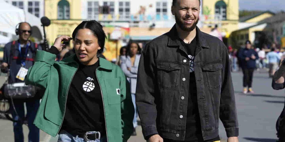 From the Court to the Community: The Currys’ Impact in the Bay Area - Godofredo A. Vasquez/AP Photo