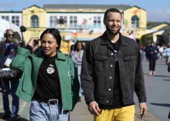 From the Court to the Community: The Currys’ Impact in the Bay Area - Godofredo A. Vasquez/AP Photo