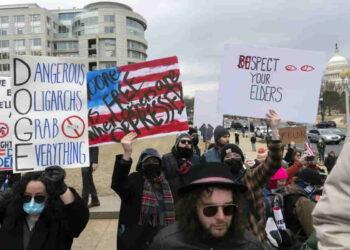 Court Blocks Trump’s Push to Pay Workers to Resign - Luis Magana/AP Photo