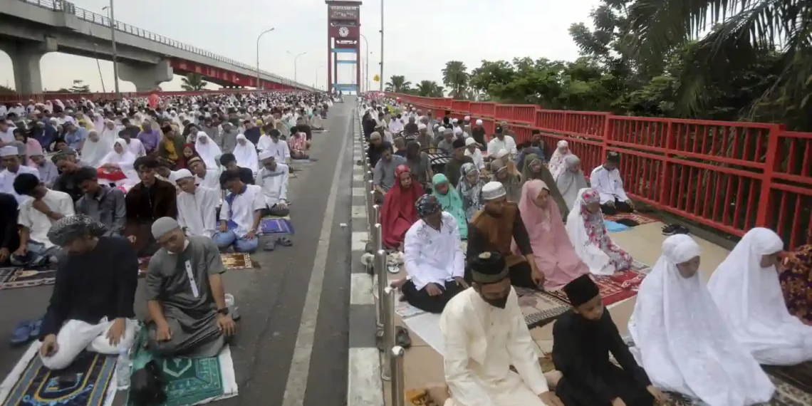 Ramadan Traditions Around the World - Binsar bakkara/AP Photo