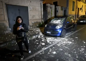 Naples on Edge: Thousands of Tremors and a Powerful Earthquake - Alessandro Garofalo/LaPresse/AP Photo
