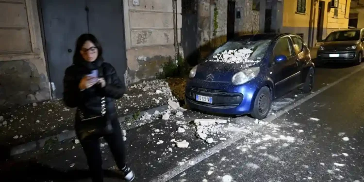 Naples on Edge: Thousands of Tremors and a Powerful Earthquake - Alessandro Garofalo/LaPresse/AP Photo