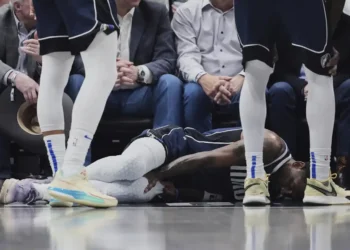 Mavs' Kyrie Irving Injures Knee, Continues Playing Long Enough to Shoot Free Throws - Tony Gutierrez/AP Photo