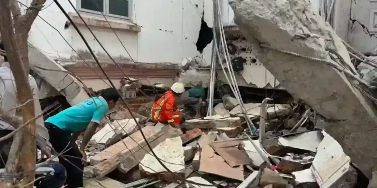Myanmar Earthquake Devastates Communities, Death Toll Continues to Rise - Aung Shine Oo/AP Photo