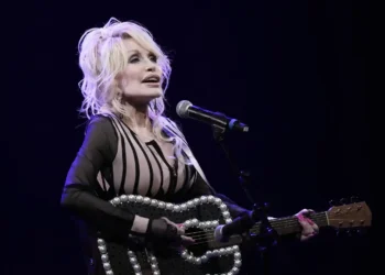Dolly Parton’s Private Husband, Carl Dean, Passes Away at 82 - Charlie Riedel/AP Photo