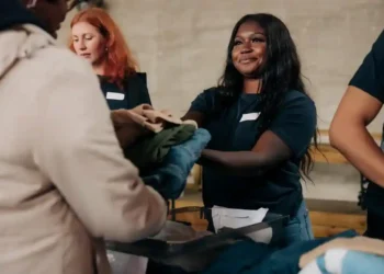 Study Reveals How Small Acts of Kindness Boost Happiness - Maskot/Digital Vision/Getty Images