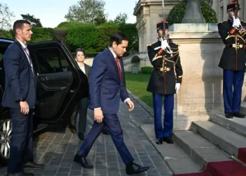 Trump and Rubio Set Deadline for Ukraine Peace Deal or US Will Pull Out - JULIEN DE ROSA/Pool via REUTERS