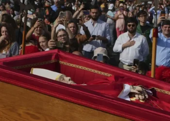 Public Viewing Begins for Pope Francis as Mourners Gather in Rome