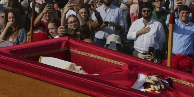 Public Viewing Begins for Pope Francis as Mourners Gather in Rome