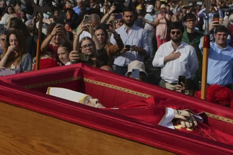 Public Viewing Begins for Pope Francis as Mourners Gather in Rome
