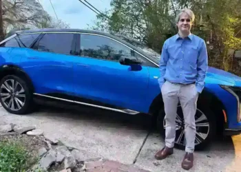 From Laptops to Cars: Americans Act Fast Before Tariffs Take Effect - Mai Curtis/AP Photo