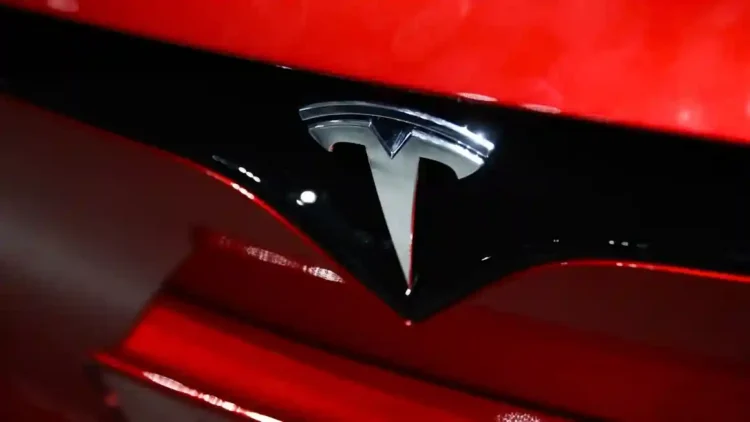 Tesla Faces Major Losses: Musk Eyes Return to Core Business - Jakub Porzycki/NurPhoto/Getty Images