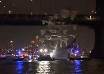 Sailing Ship Accident: Mexican Navy Vessel Damaged Under Brooklyn Bridge - WABC via CNN