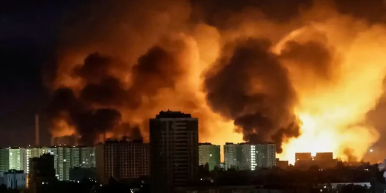 Missiles and Diplomacy: Russia Attacks While Ukraine Frees POWs - Thomas Peter/Reuters