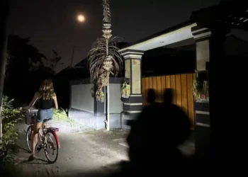 Massive Power Outage Strikes Bali, Investigation Underway - Tom Booth/CNN