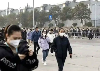 Apple’s iPhone Production Plan in India Draws Trump’s Tariff Threat - Qilai Shen/Bloomberg/Getty Images