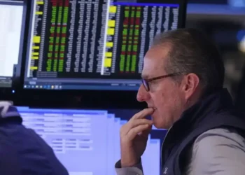 Dow Drops 246 Points as Boeing Drags, Oracle Shines - AP Photo/Richard Drew