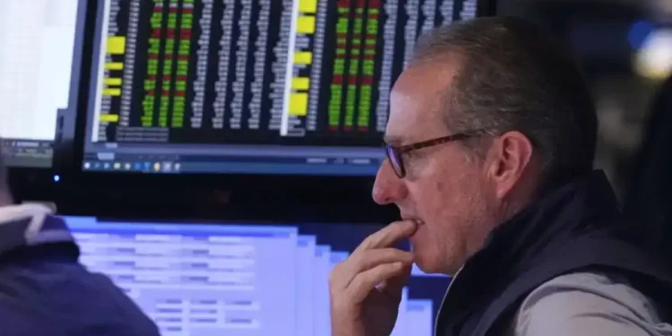 Dow Drops 246 Points as Boeing Drags, Oracle Shines - AP Photo/Richard Drew
