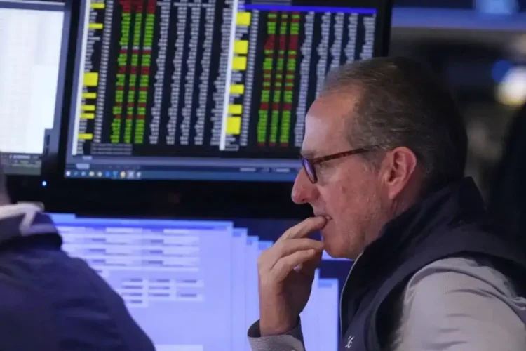 Dow Drops 246 Points as Boeing Drags, Oracle Shines - AP Photo/Richard Drew