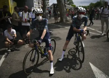 New COVID Variant Sparks Talk of ‘Razor Blade’ Throats — Here’s What We Know - AP Photo/Daniel Cole, File