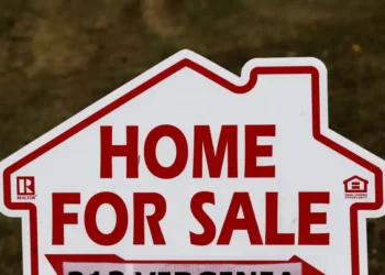 Zillow's "Ban" Under Fire: Lawsuit Alleges Monopoly Abuse - AP Photo/Gerry Broome, File