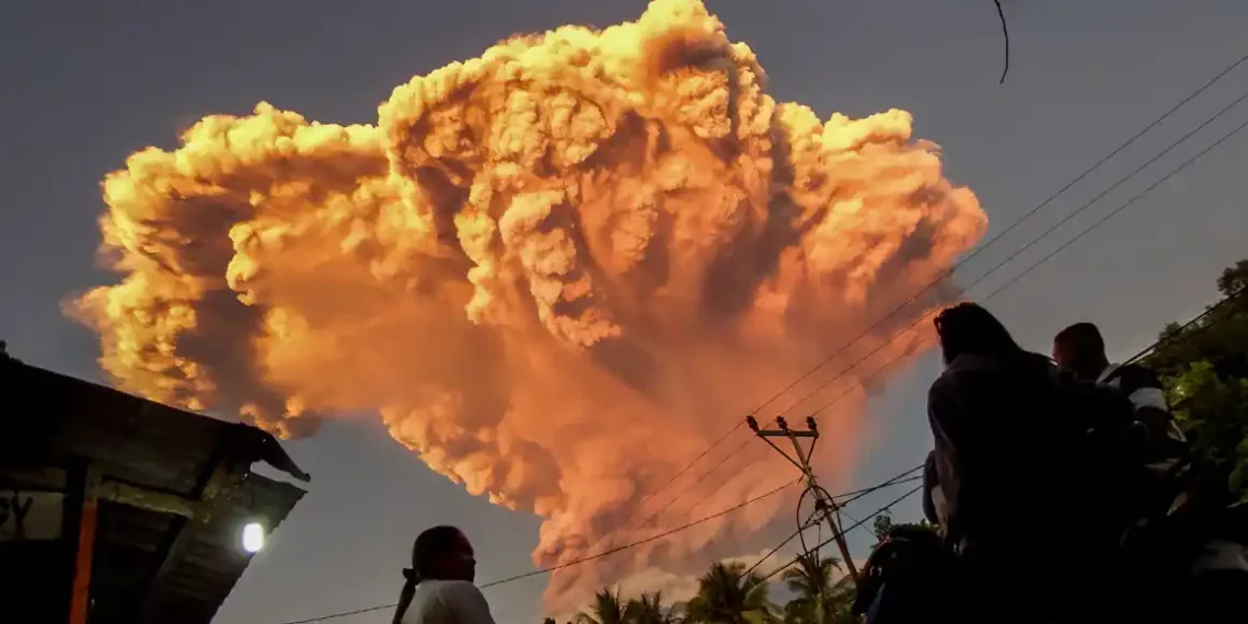 Bali Flights Canceled After Volcano Eruption Blankets Sky in Ash - Stringer/AFP/Getty Images