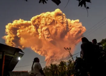 Bali Flights Canceled After Volcano Eruption Blankets Sky in Ash - Stringer/AFP/Getty Images