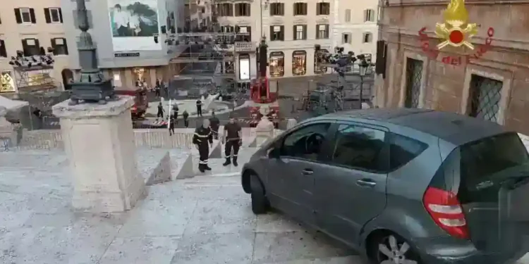 Wrong Turn Lands Elderly Man on Rome’s Iconic Spanish Steps - Vigili del Fuoco