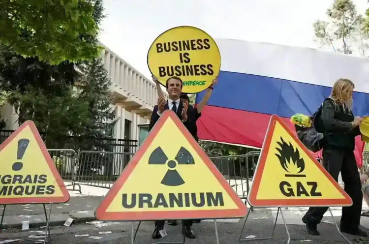 Macron Statue Protest Heats Up Over France’s Russian Energy Imports - Benoit Tessier/Reuters