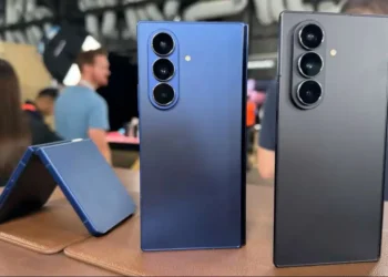 Foldable Phones Get Smarter: Samsung Bets Big on AI and Flexible Displays - Lisa Eadicicco/CNN