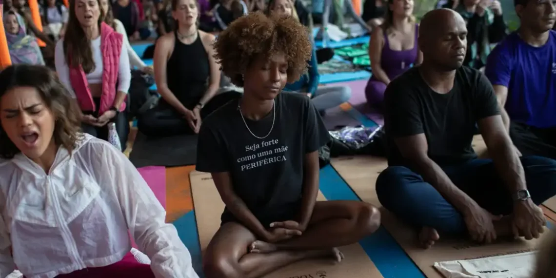 Krishna Das Brings Hindu Devotional Music and Yoga Empowerment to Rocinha - AP Photo/Bruna Prado