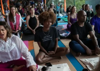 Krishna Das Brings Hindu Devotional Music and Yoga Empowerment to Rocinha - AP Photo/Bruna Prado
